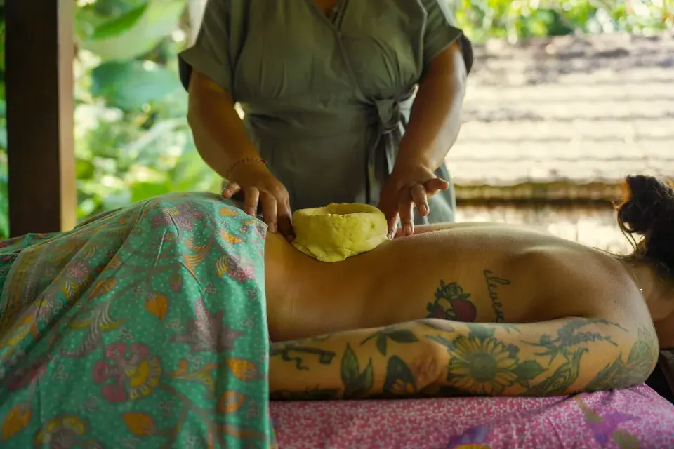 A dough boundary placed on the lower back during Kati Basti